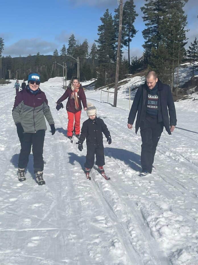 familie med synshandicap på langrendsski i sneen